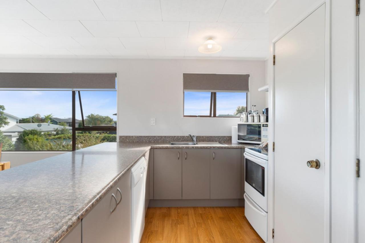 Rainbow Lake House - Lake Taupo Holiday Home Luaran gambar