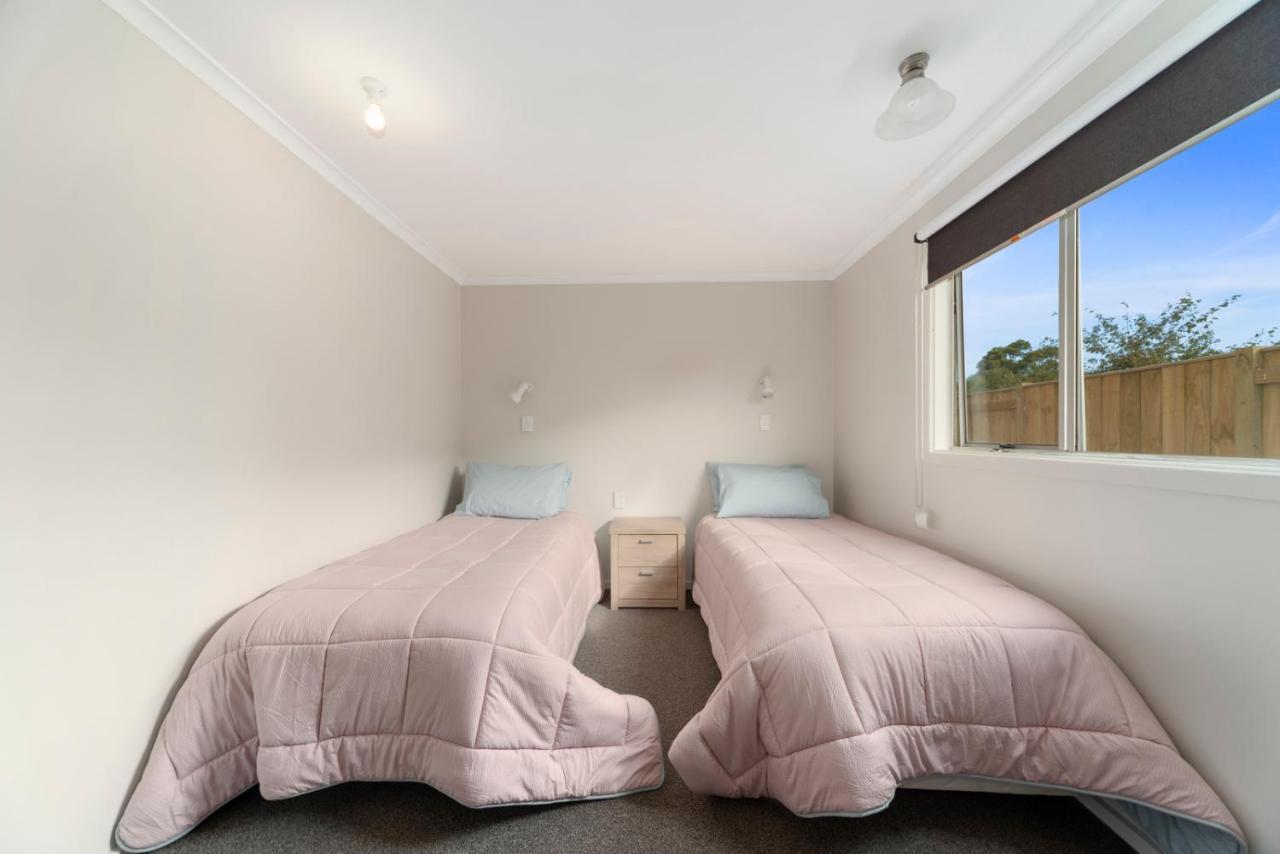 Rainbow Lake House - Lake Taupo Holiday Home Luaran gambar