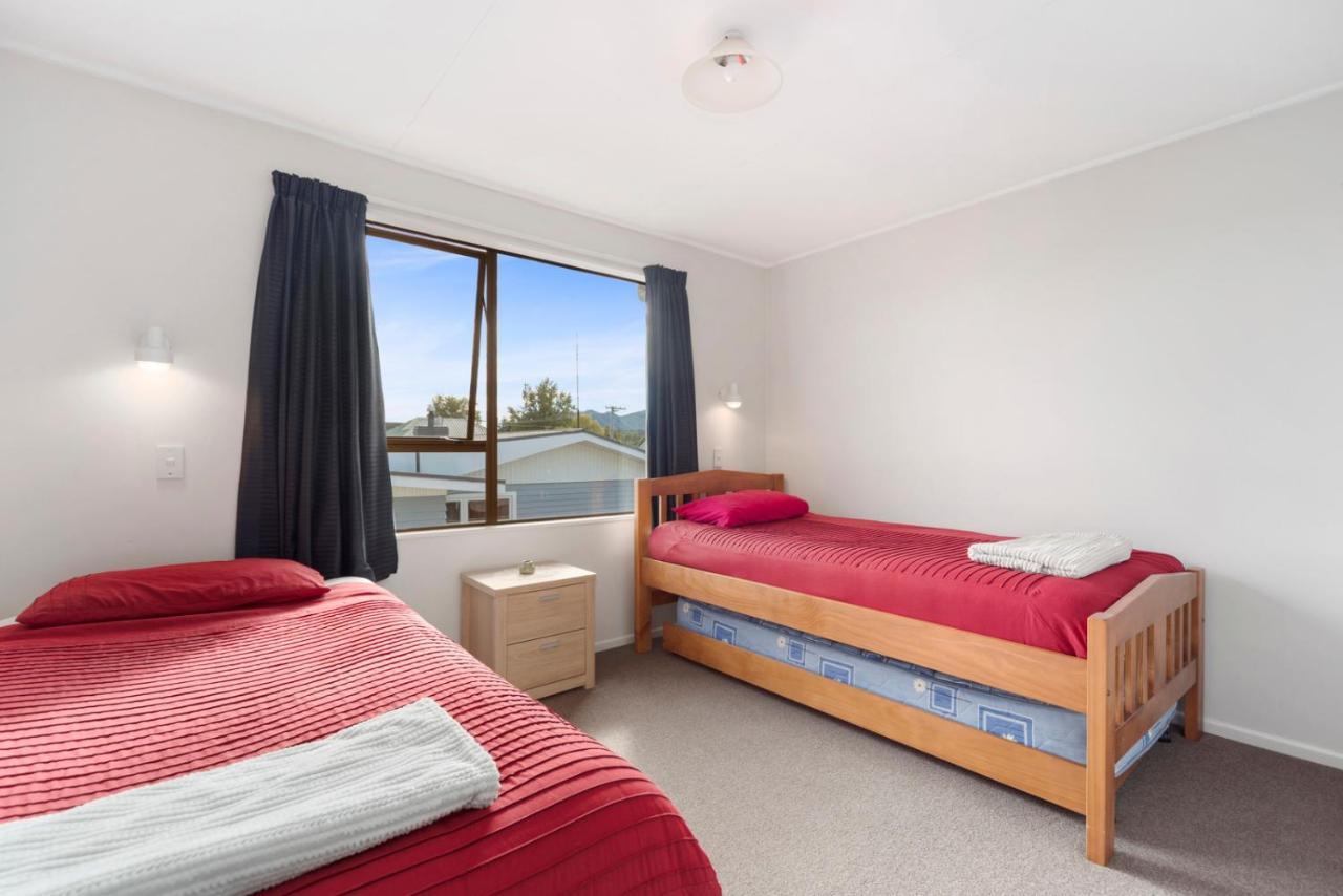 Rainbow Lake House - Lake Taupo Holiday Home Luaran gambar
